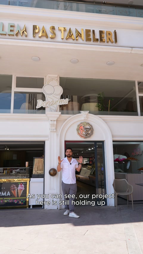 Geniş açı, pastanenin tabelasını, balkonunu ve süslemeli girişini birlikte gösteriyor.