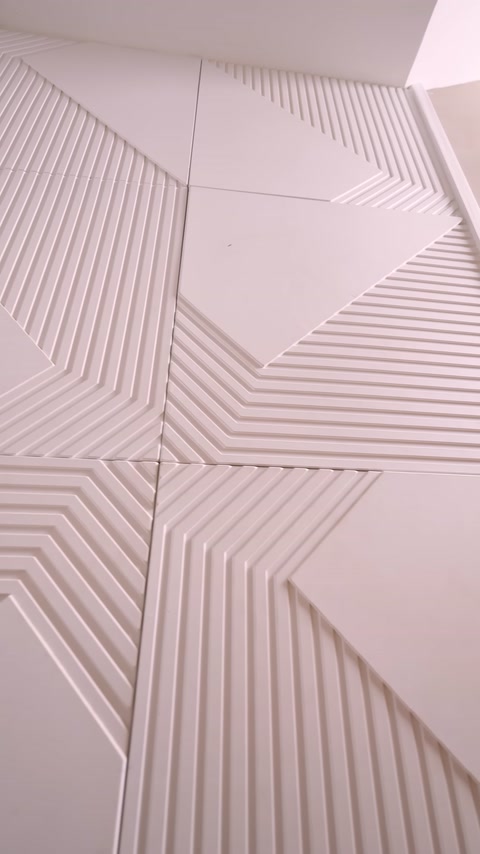 Farklı yönlerde dizilen kare panellerin geometrik yüzey detayları görülüyor