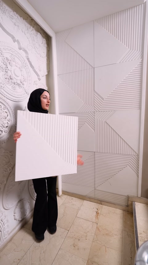 Kare poliüretan panel, sunucu tarafından desenli kaplama yanında önden gösteriliyor