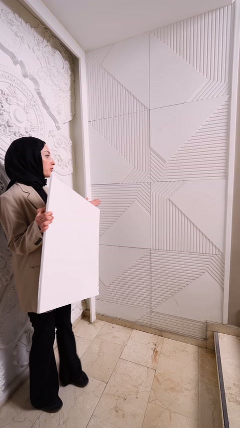 Panelin düz arka yüzü, duvar uygulamasının yanında sergileniyor