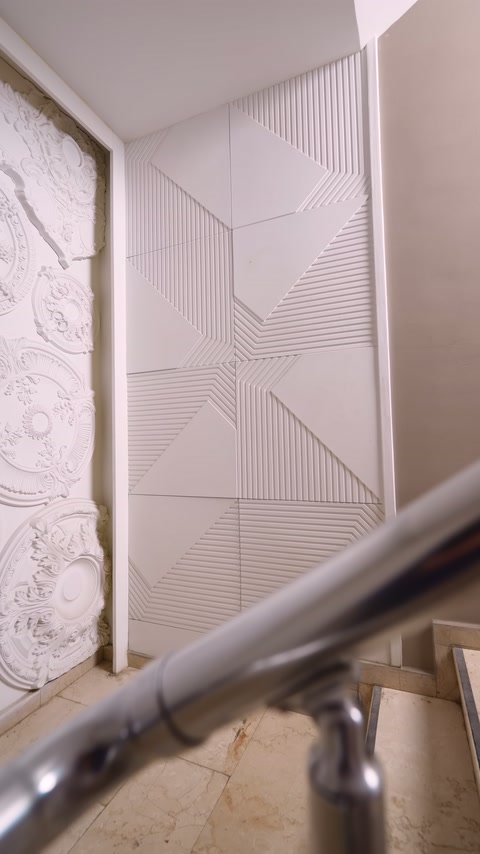 Merdiven boşluğundaki geometrik poliüretan duvar kaplaması bütünüyle görülüyor