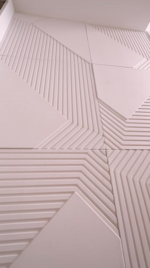 Birleşen panel yüzeylerinde çizgili üçgen desenlerin yakın detayı görülüyor