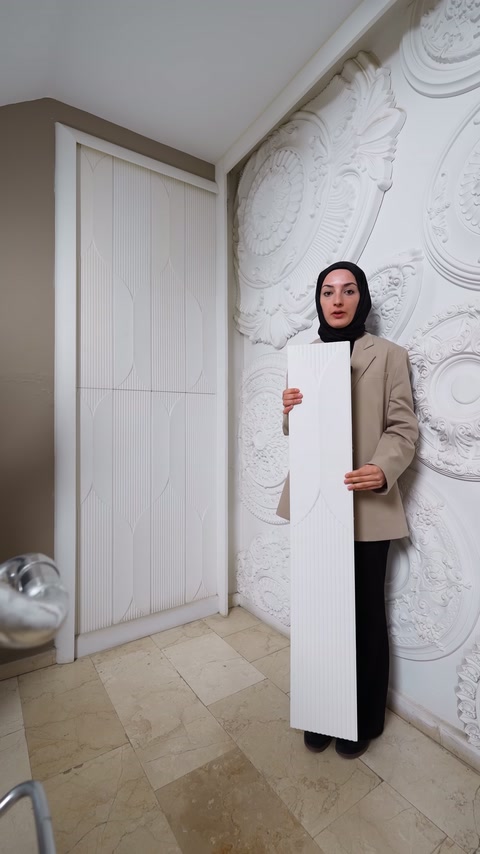 Sunucu, uzun panel numunesini tamamlanmış dikey uygulama önünde tutuyor