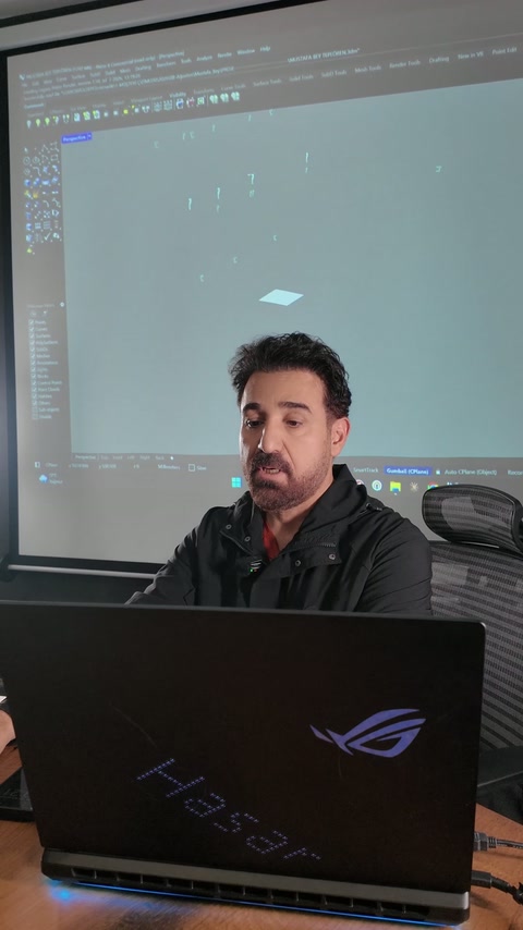 Bilgisayar ekranında taranmış iç mekân verileri ve görevli birlikte görülüyor.