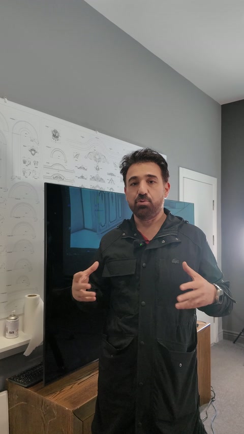 Dekoratif tasarım panosu önünde sunucu ürün seçeneklerini açıklamayı sürdürüyor.