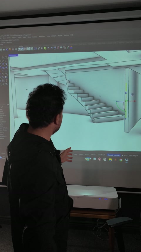 Projeksiyon perdesinde merdiven ve duvar detayları bulunan üç boyutlu model görünüyor.