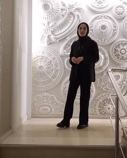 Farklı desenlerde poliüretan tavan göbeklerinin sergilendiği geniş ürün duvarı