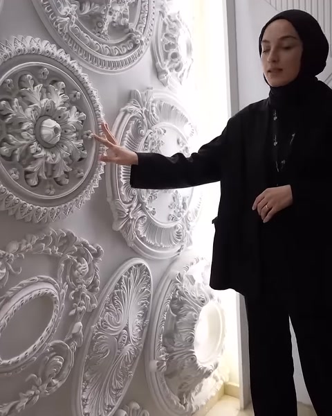 Sunucu, büyük poliüretan göbeğin kabartmalı çiçek detayını gösteriyor