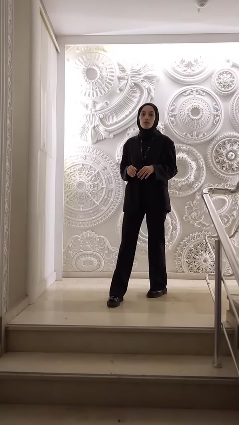 Farklı desenlerde poliüretan tavan göbeklerinin sergilendiği geniş ürün duvarı
