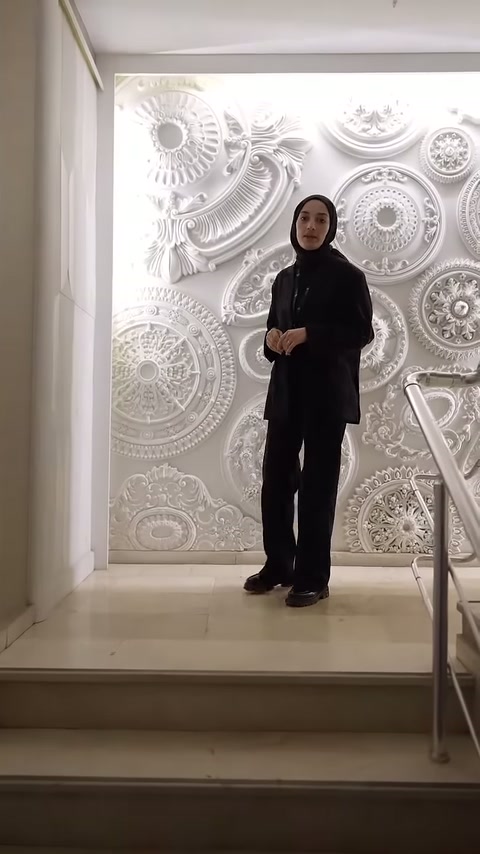 Video, showroom duvarındaki poliüretan tavan göbeklerini sunum sırasında gösteriyor