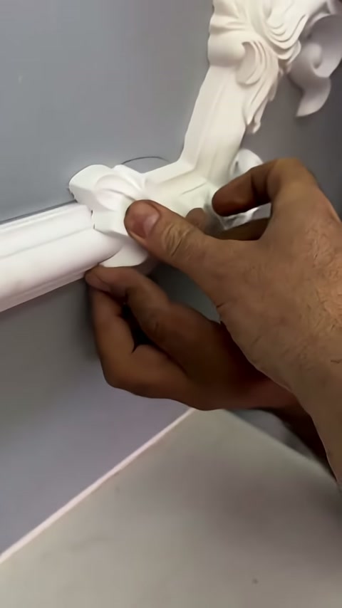 Usta süs parçasının alt kenarını profil çizgisine oturtuyor