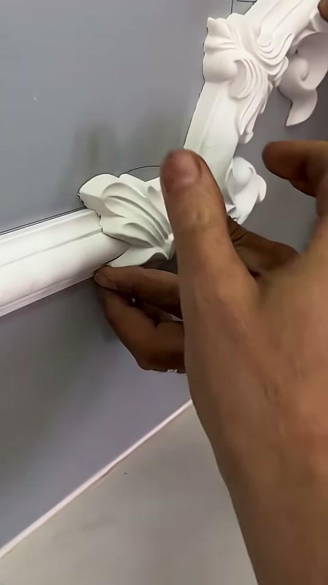 Yaprak biçimli detayın yatay çıtaya geçişi elle düzeltiliyor