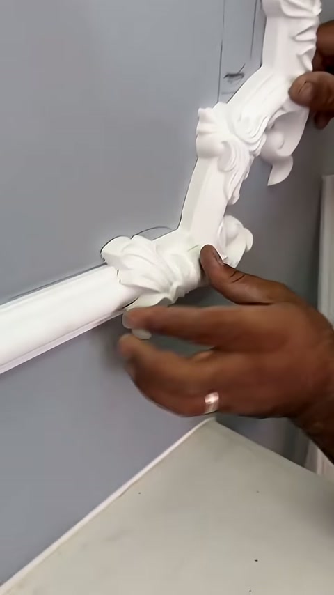 Uzun dekoratif elemanın alt birleşimi köşede kontrol ediliyor