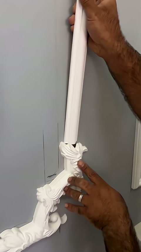 Dikey profil dekoratif parçanın üst doğrultusunda elle hizalanıyor