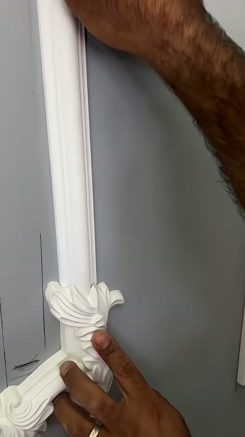 Beyaz çıtanın alt ucu yaprak motifinin üzerine getiriliyor