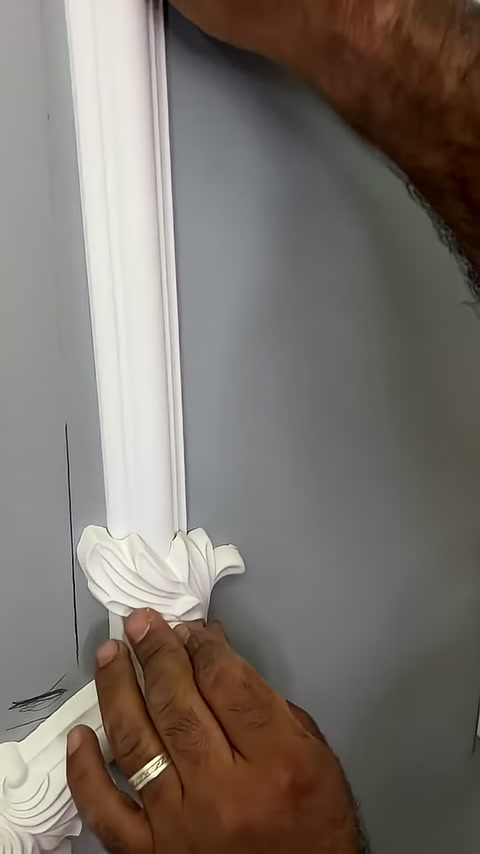 Usta dikey profil ile süs arasındaki boşluğu kapatıyor