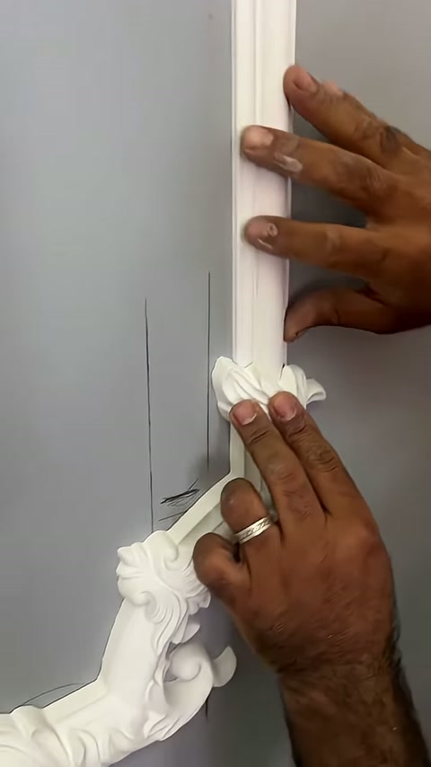 Dikey çıta boyunca uzanan birleşim hattı parmaklarla bastırılıyor