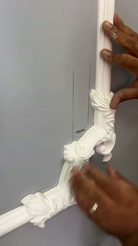Usta beyaz profilin düzlüğünü duvar üzerinde elle denetliyor