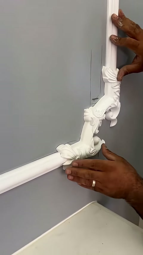 Dekoratif parçanın alt ve üst bağlantıları birlikte gözden geçiriliyor