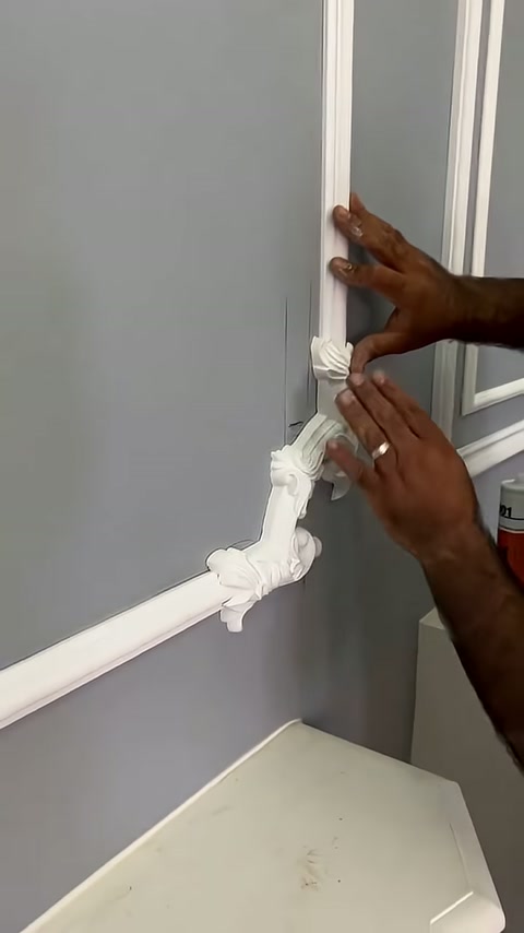 Beyaz yaprak motifli uygulamanın genel hizası duvarda kontrol ediliyor