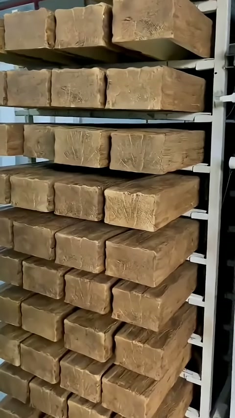 Video, depodaki kütük görünümlü poliüretan kiriş çeşitlerini yakından gösteriyor.