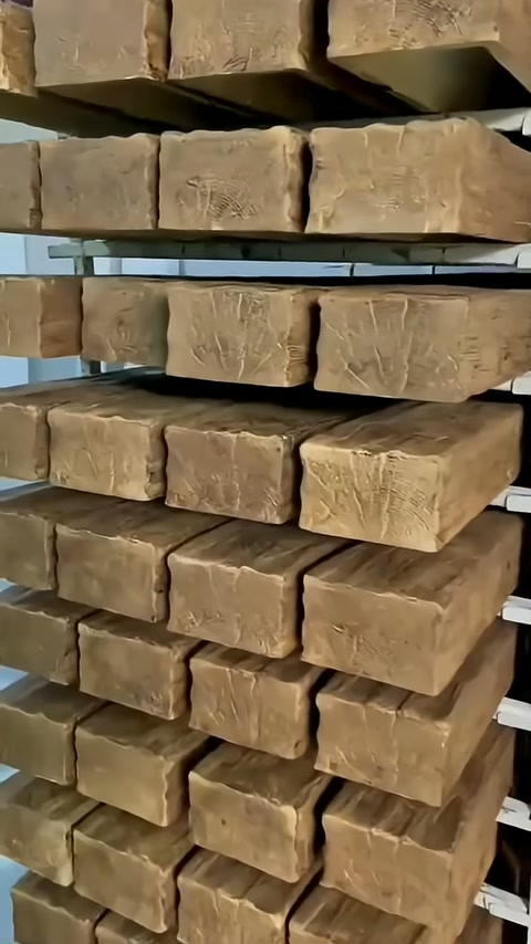 Metal raflarda farklı kesitlerde kahverengi dekoratif tavan kirişleri bulunuyor.