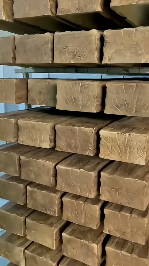 Ahşap dokulu poliüretan mertekler depo raflarında üst üste diziliyor.