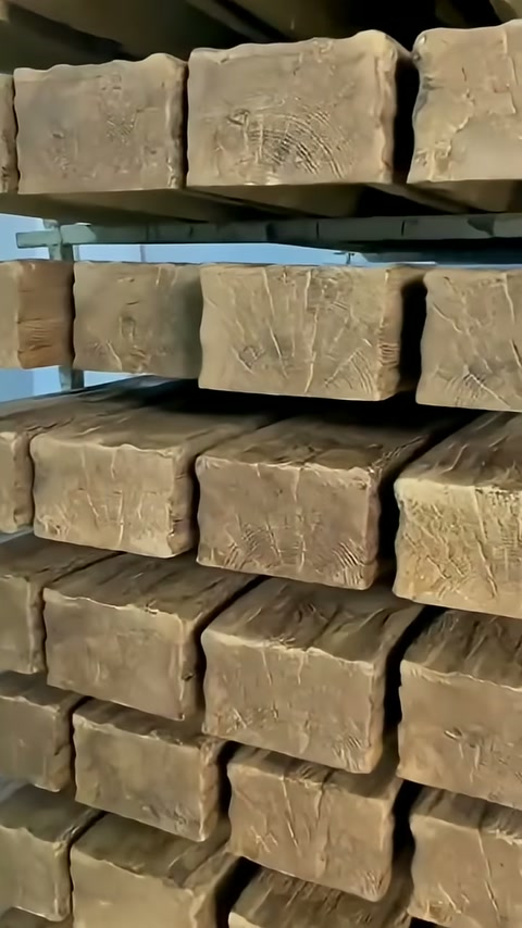 Kare kesitli kiriş uçlarında doğal kütüğü andıran desenler seçiliyor.