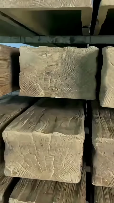 Kütük biçimli tavan merteklerinin uç damarları yakın planda belirginleşiyor.
