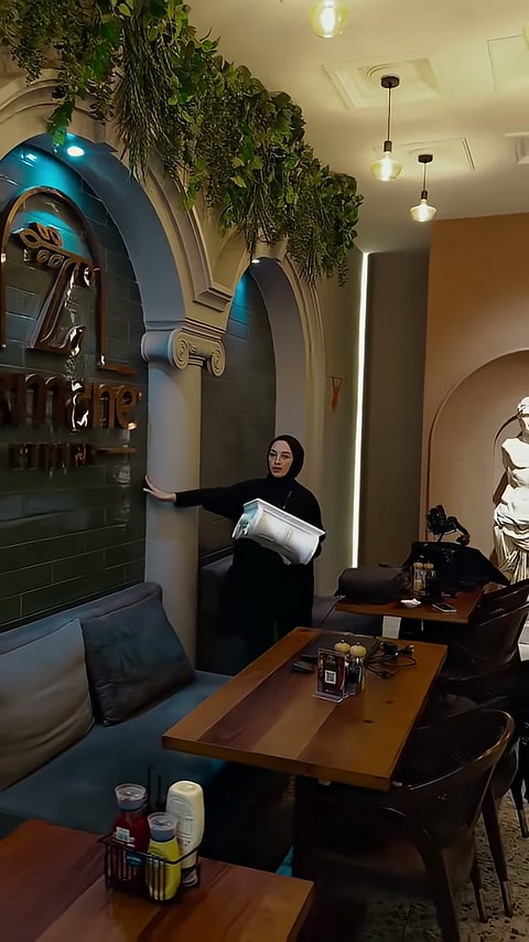 Restoran duvarındaki sütun başlıklı kemerli söve uygulaması tamamlanmış hâliyle görülüyor