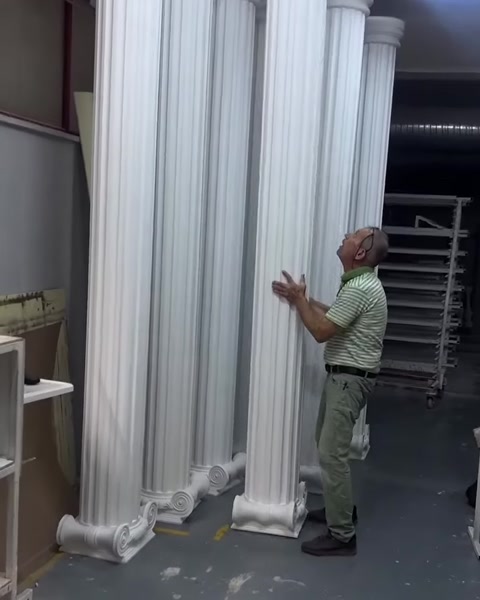 Sütun yüzeyindeki dikey yivler çalışan tarafından inceleniyor