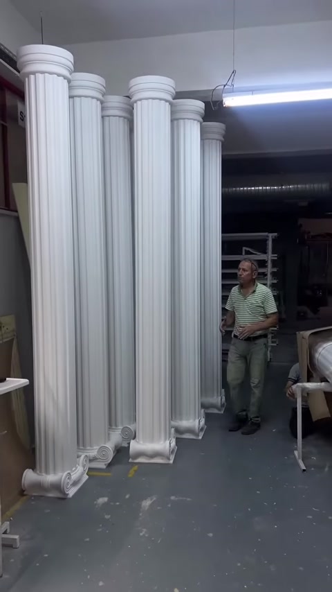 Başlık ve kaideleri tamamlanmış sütunlar atölyede sıralanıyor