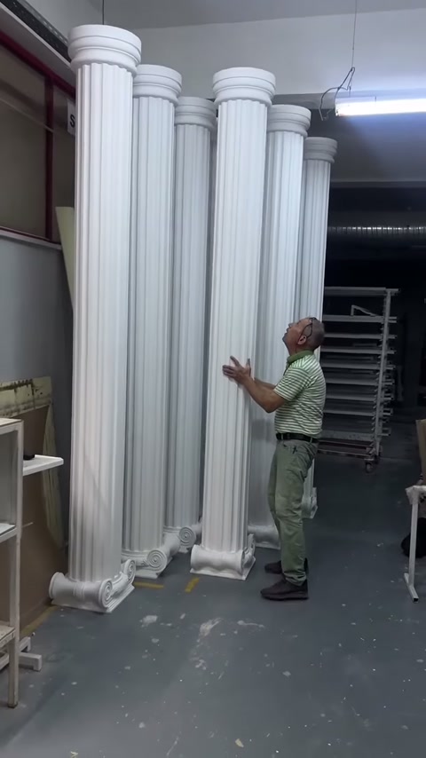 Usta sıradaki uzun sütunlardan birini tutarak öne doğru çekiyor