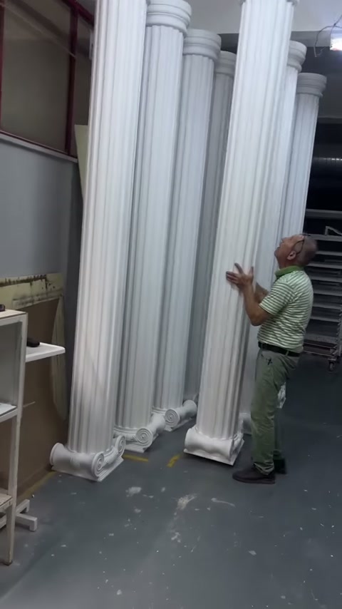 Dik sütun üretim alanında usta tarafından yerinden çıkarılıyor
