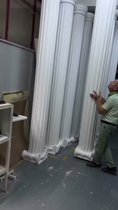 Usta uzun dekoratif sütunu sıradan ayırmak için kendine çekiyor