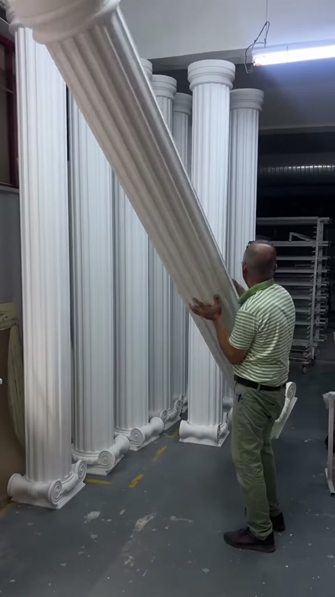 Usta uzun sütunu eğik konuma getirerek atölyede taşımaya başlıyor