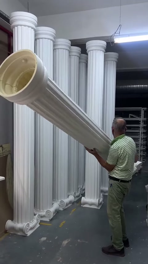 Çalışan sütun gövdesini çapraz tutarken dairesel iç bölüm görünüyor