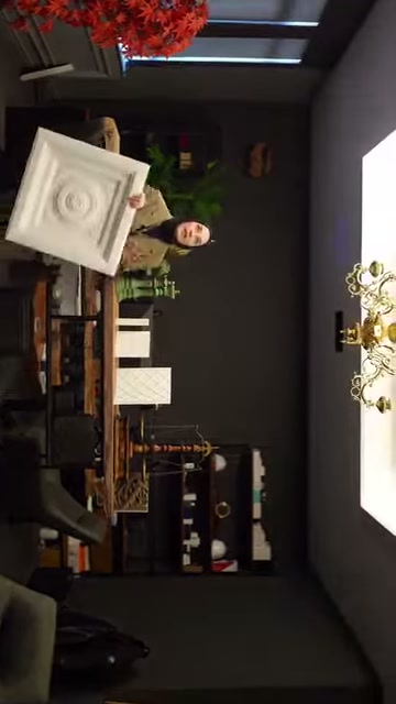 Kare kubbe modeli showroom masasının önünde elde sergileniyor
