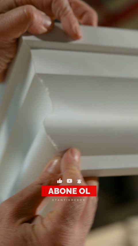 İki beyaz profilin birleşme hattı yakın çekimde inceleniyor