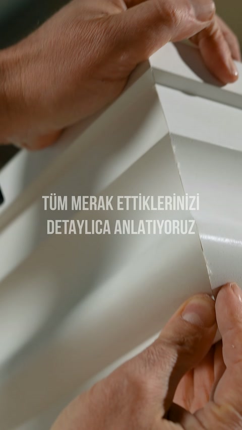 El, profillerin oluşturduğu iç köşedeki uyumu kontrol ediyor