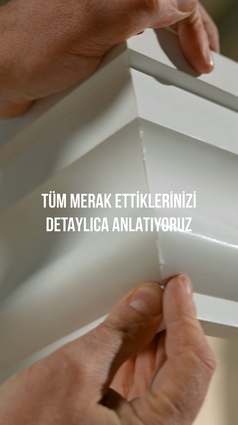 Dekoratif profil köşesi parmaklarla tutulup birleşim çizgisi gösteriliyor