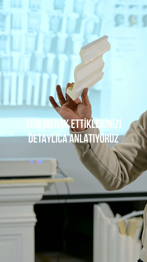 Usta, açık renkli profil parçasının biçimli kenarını sergiliyor