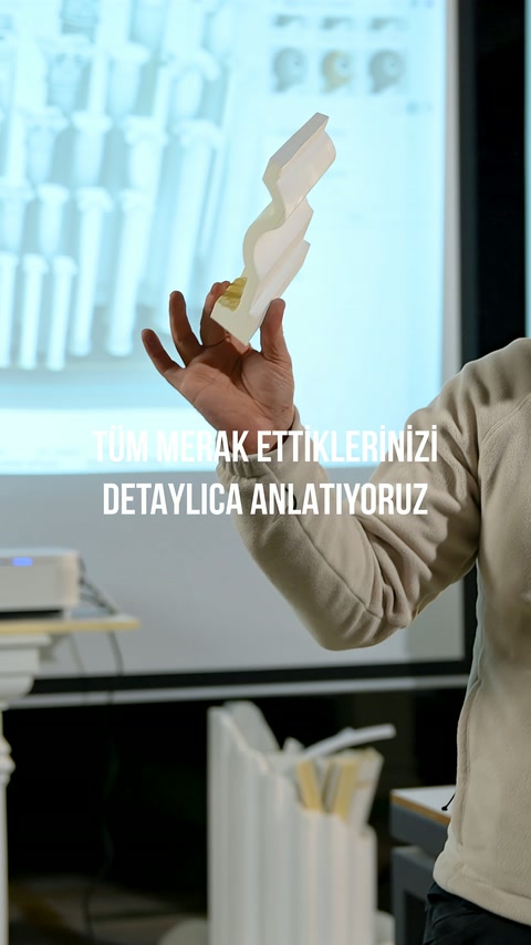 İnce dekoratif profil, kesit yapısı görülecek açıyla elde tutuluyor