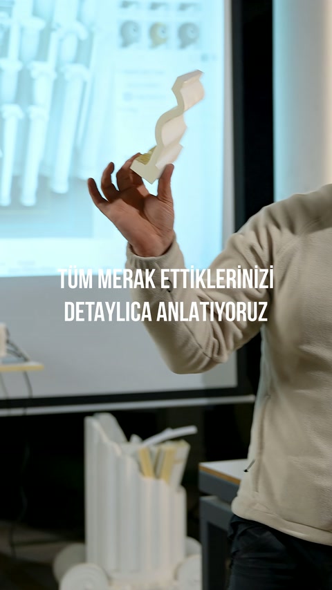 Kıvrımlı süs profili kesim sonrası düşey konumda inceleniyor