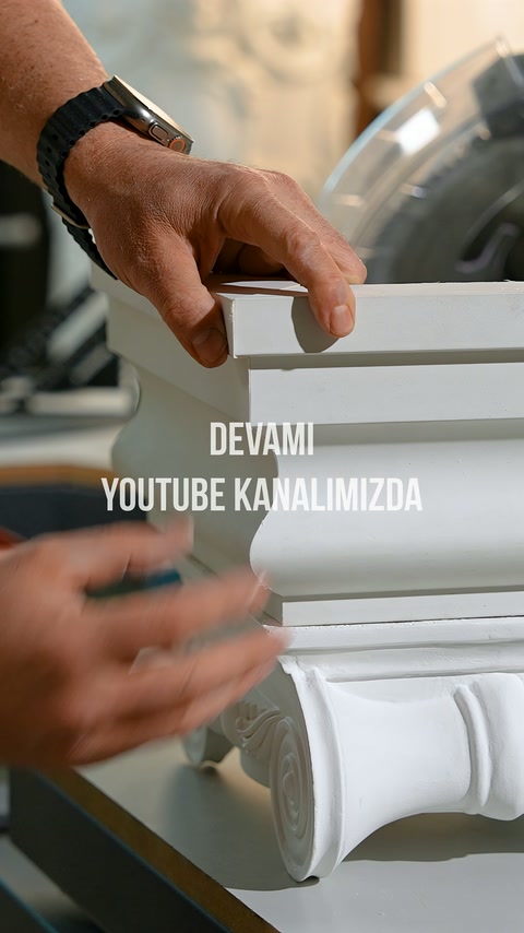 Farklı biçimlerdeki beyaz süs profilleri tezgâh üzerinde karşılaştırılıyor