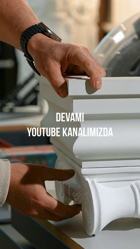 Parmaklar, yan yana duran dekoratif profillerin birleşim kenarlarını belirtiyor