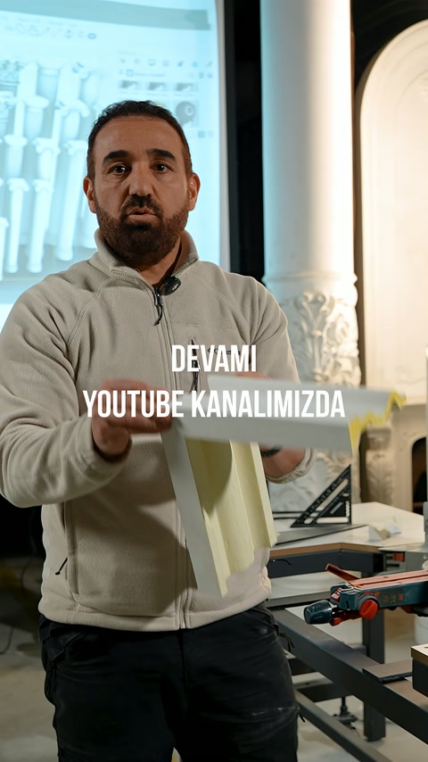 Usta, iki büyük dekoratif profil parçasını atölyede birlikte sunuyor