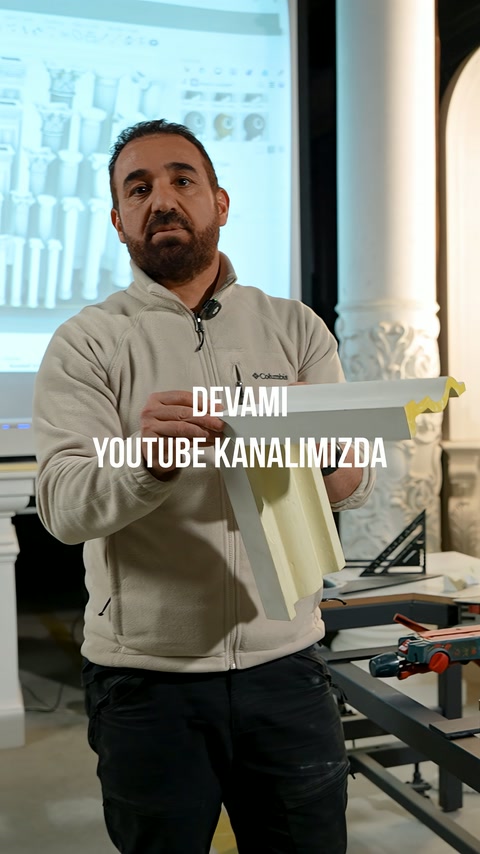 Farklı kesitlerdeki beyaz profiller ustanın ellerinde karşılaştırmalı gösteriliyor