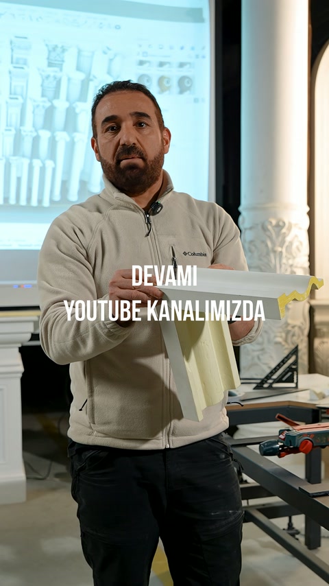 Usta, kalın dekoratif profillerin biçimlerini kameraya dönerek açıklıyor