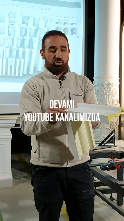 İki profil numunesi, kesit farkları görülecek biçimde elde tutuluyor